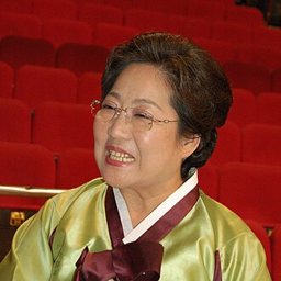 김을동